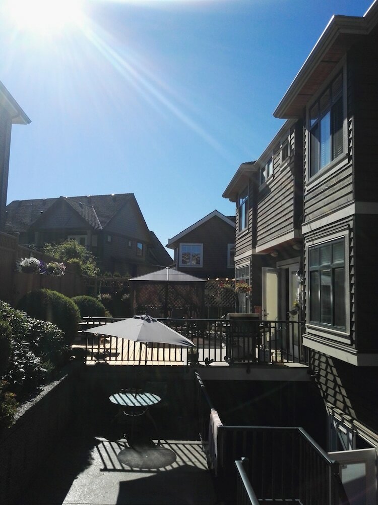 Фото Sunny Island by White Rock