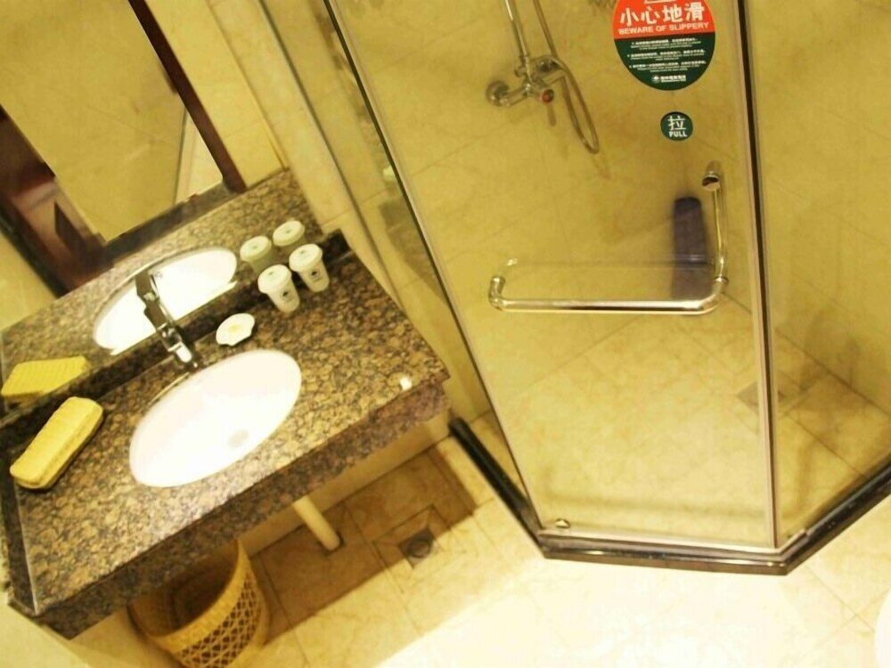 Фото GreenTree Inn Qingdao Development District Sdust Express Hotel