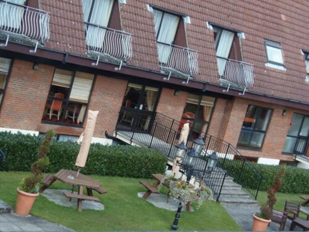 Фото Lakeside International Hotel