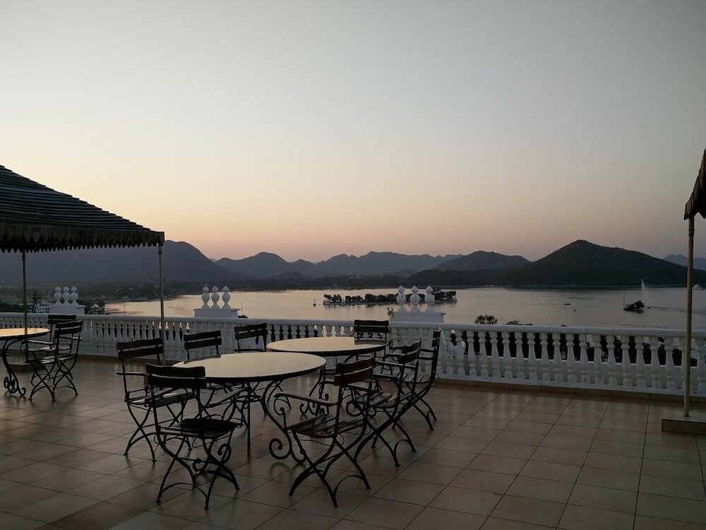 Фото Hotel Hilltop Palace