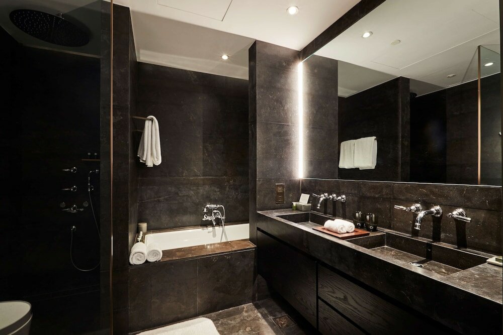 Фото The Middle House