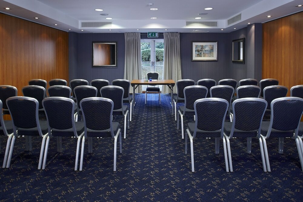 Фото Mandolay Hotel Guildford