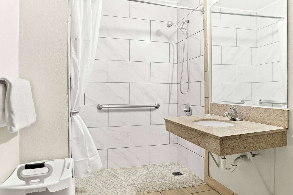 Фото Days Inn & Suites by Wyndham Warren