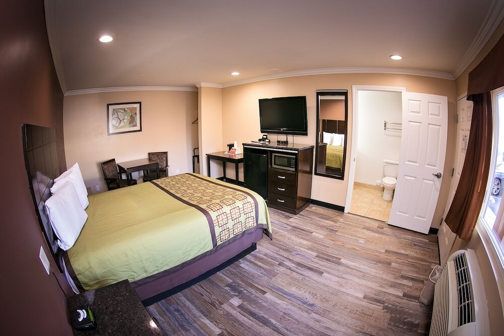 Фото Rodeway Inn & Suites