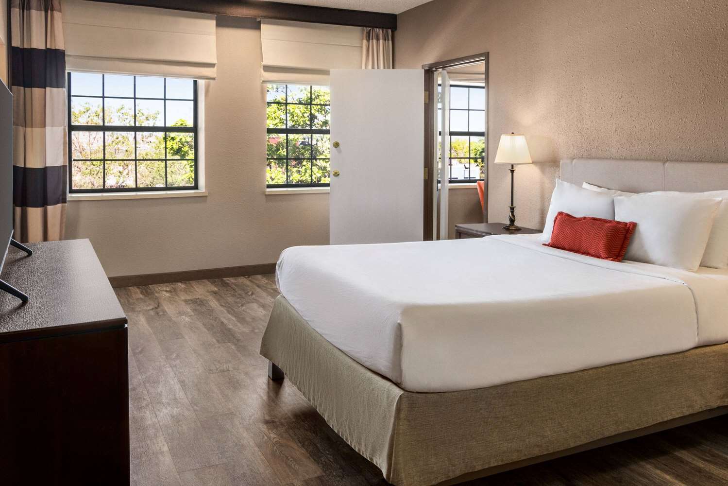 Фото Ramada by Wyndham Albuquerque Airport