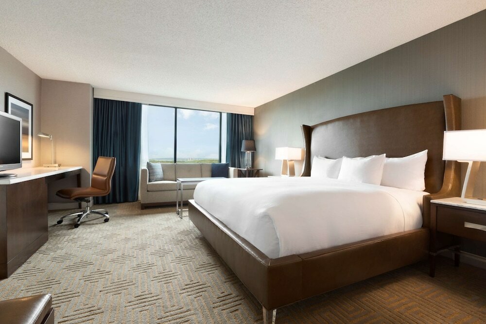 Фото Hilton East Brunswick Hotel & Executive Meeting Center