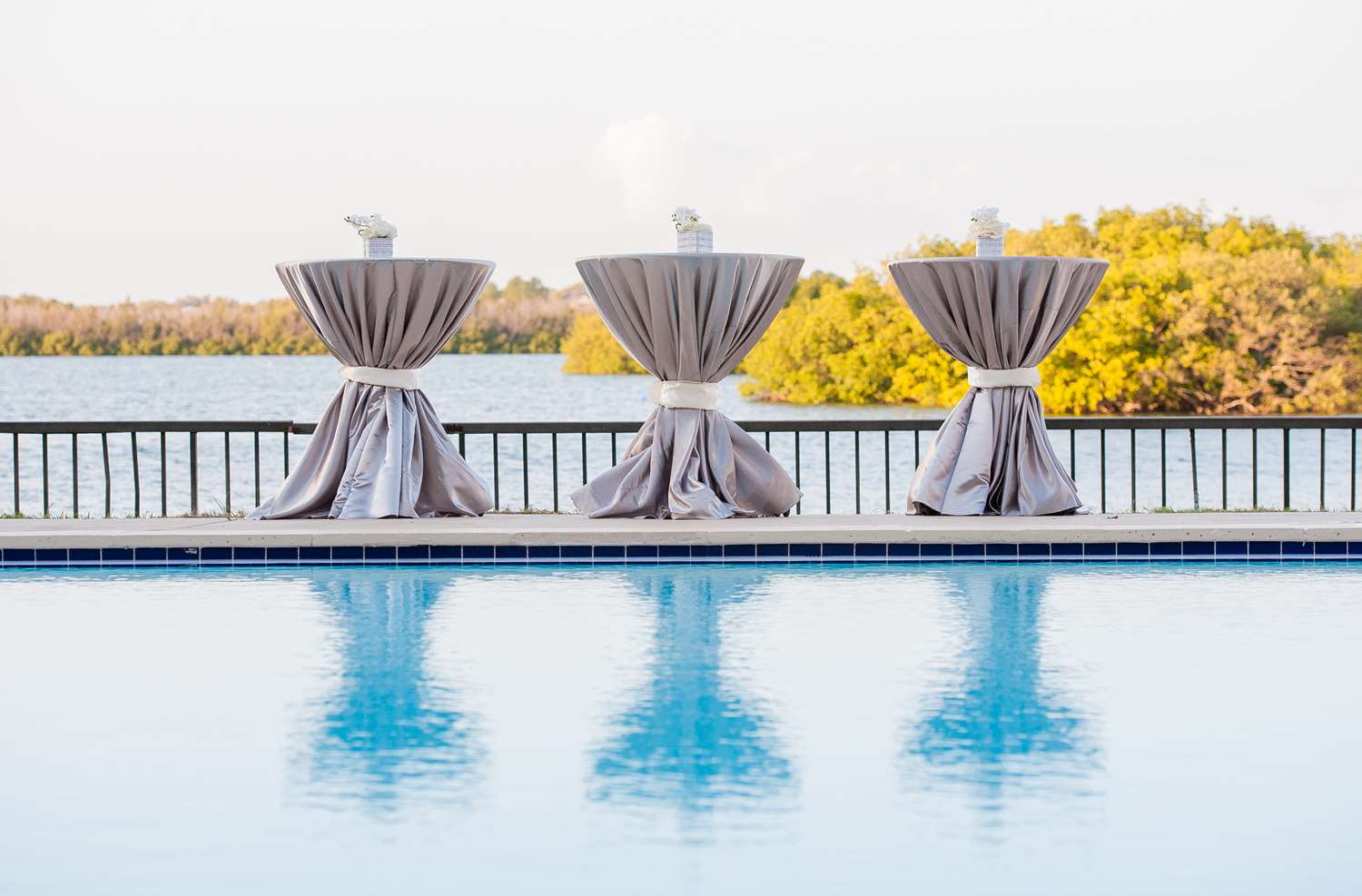 Фото DoubleTree by Hilton Tampa Rocky Point Waterfront