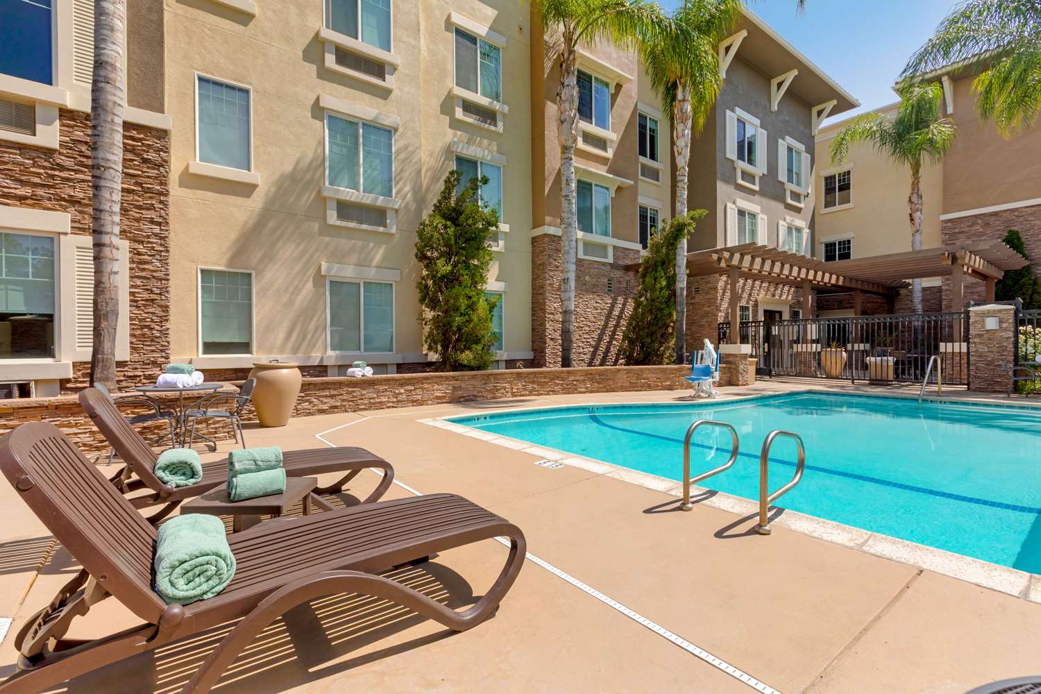 Фото Comfort Inn & Suites near Ontario Airport
