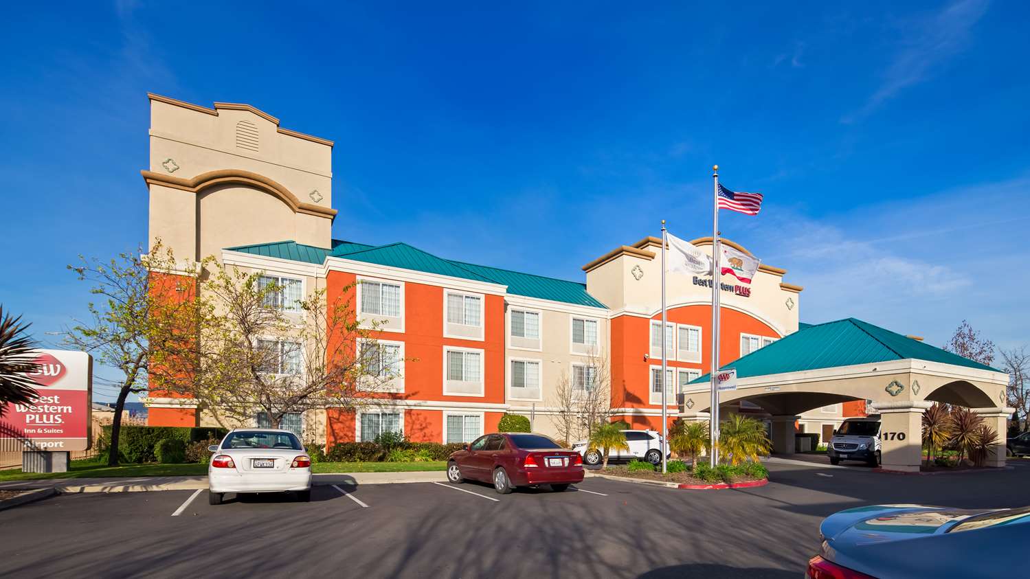 Фото Best Western Plus Airport Inn & Suites