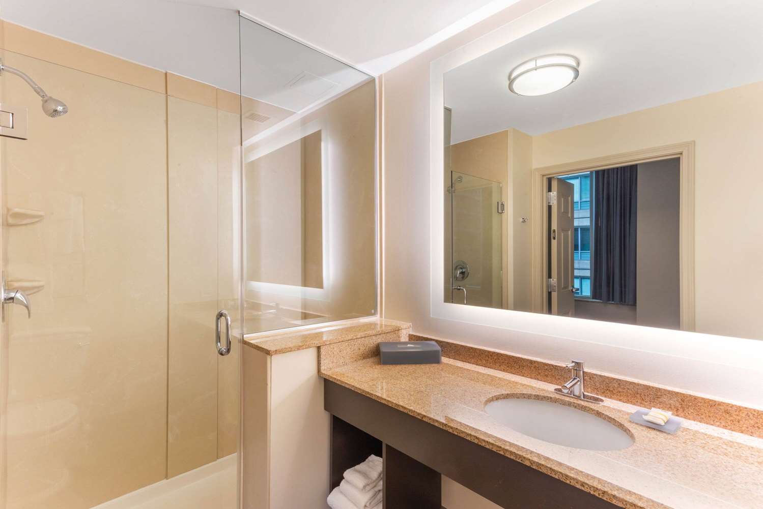 Фото La Quinta Inn & Suites by Wyndham Chicago Downtown