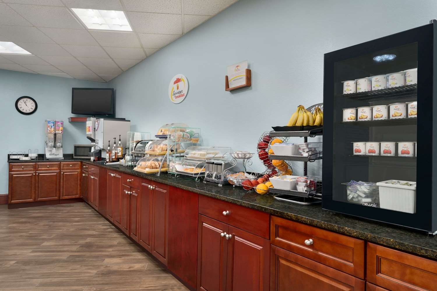 Фото Super 8 by Wyndham West Greenwich/Providence