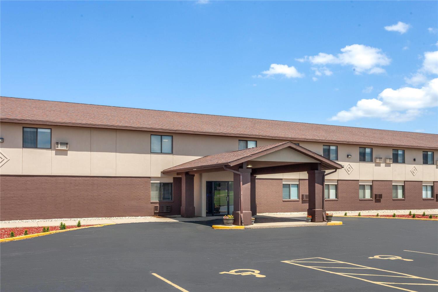 Фото Super 8 by Wyndham Oshkosh Airport