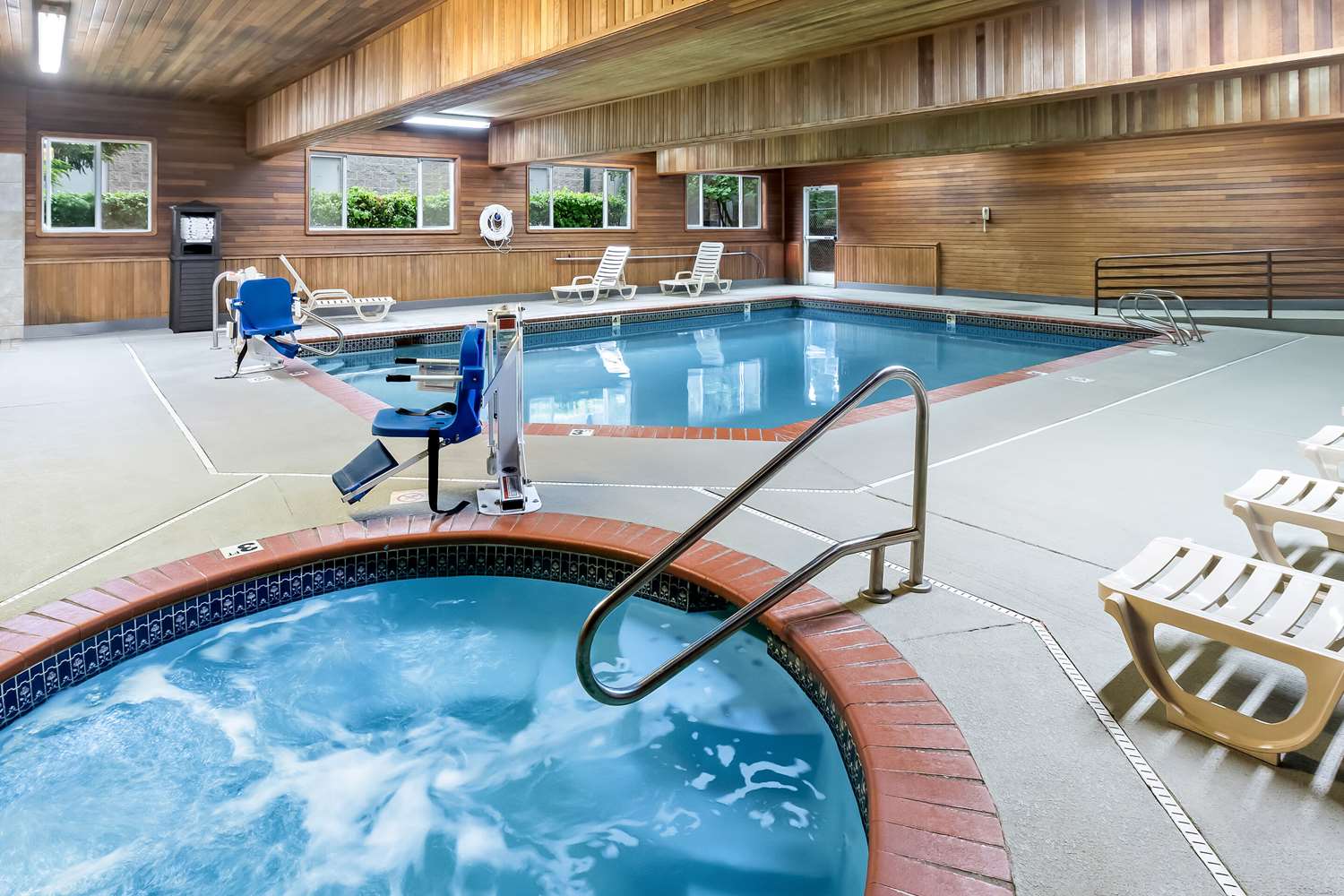 Фото Comfort Suites Portland Airport