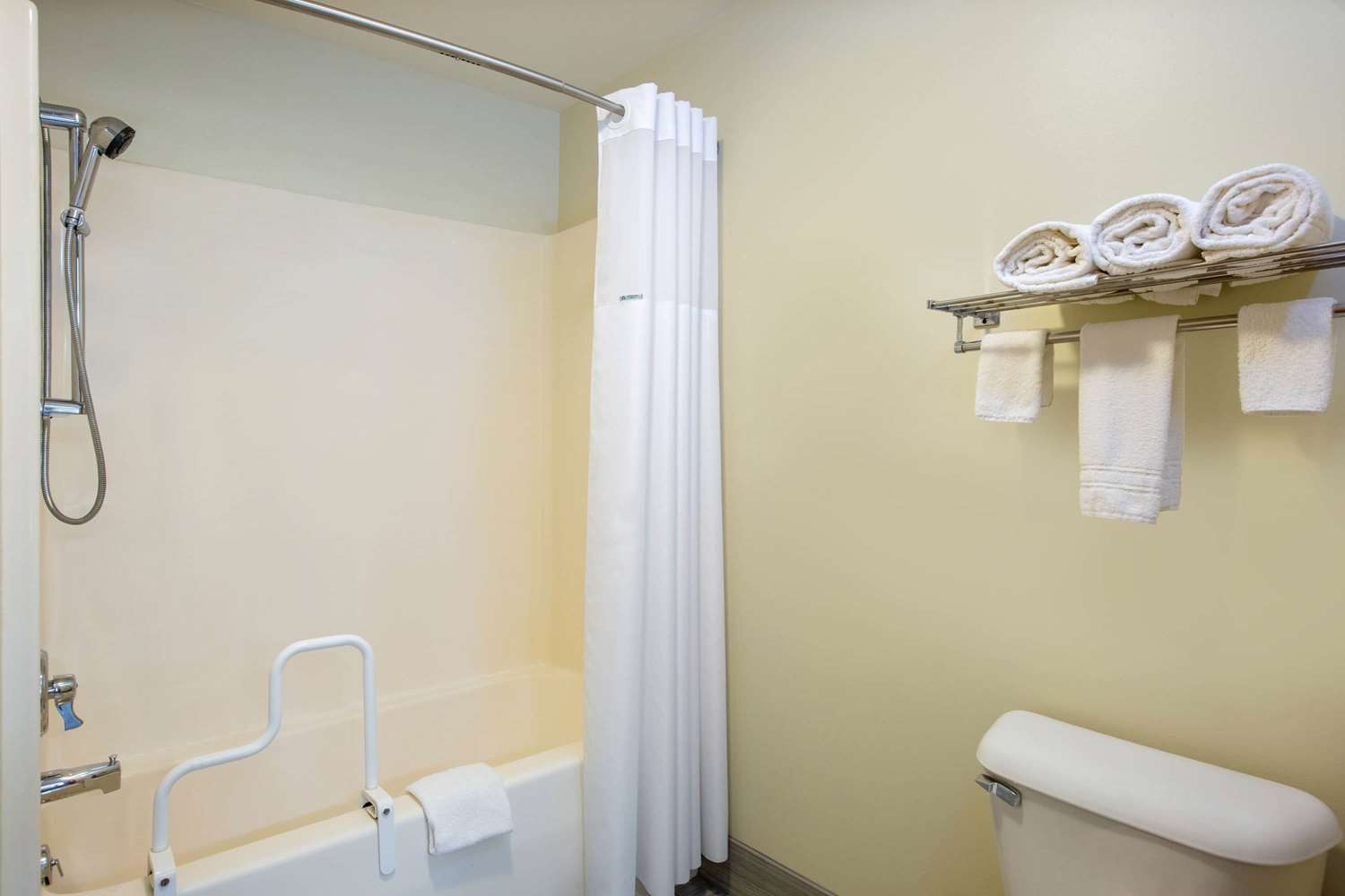 Фото AmericInn by Wyndham Jefferson