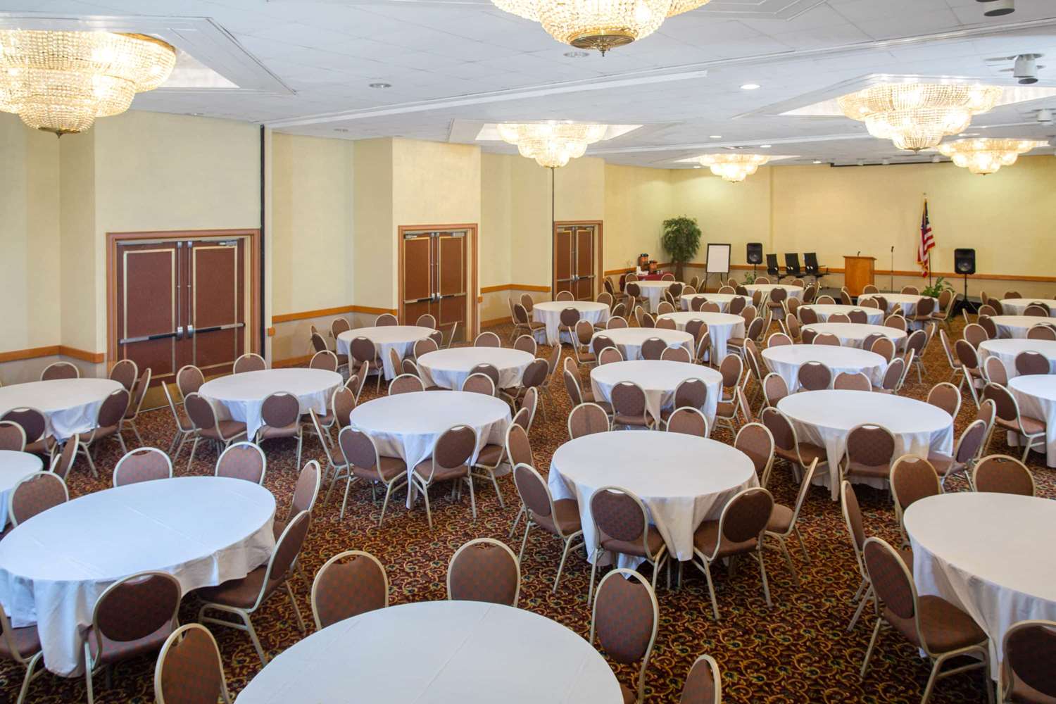 Фото Days Inn & Suites by Wyndham Tallahassee Conf Center I-10