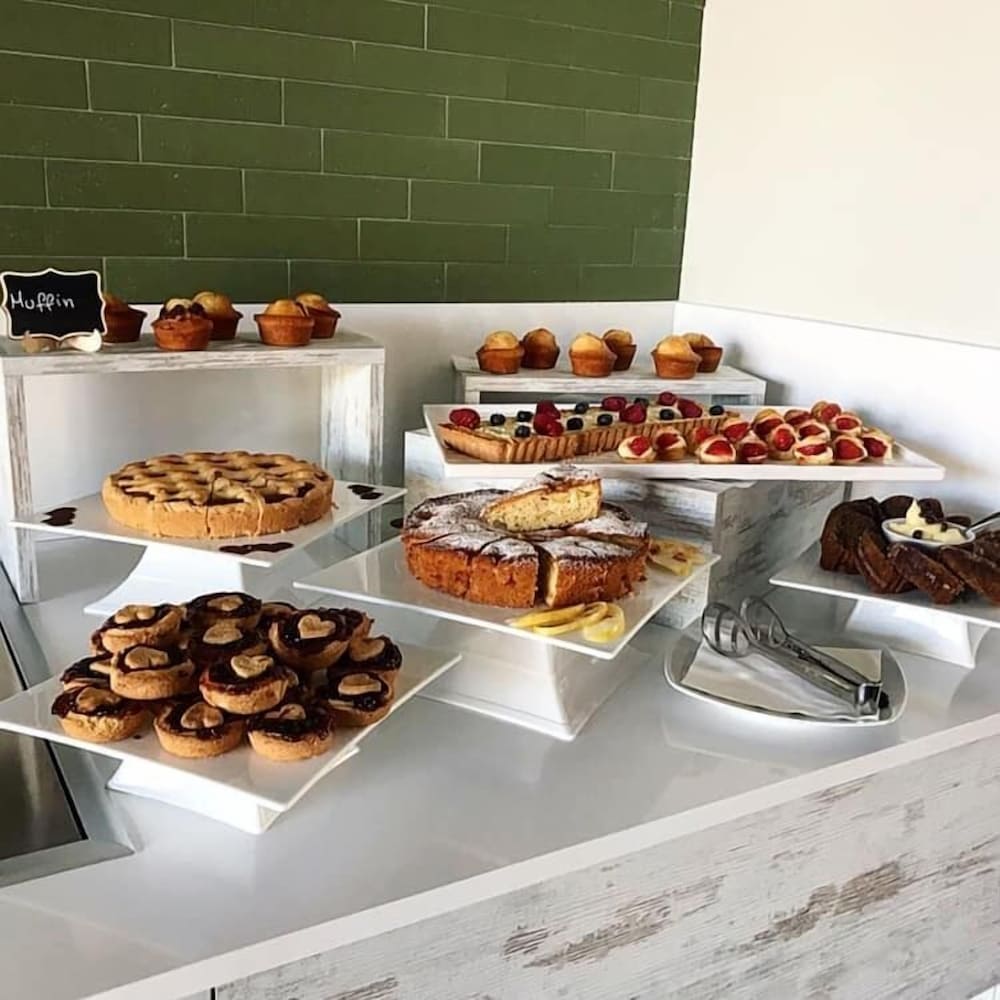 Фото Youmami Lifestyle Suite Hotel