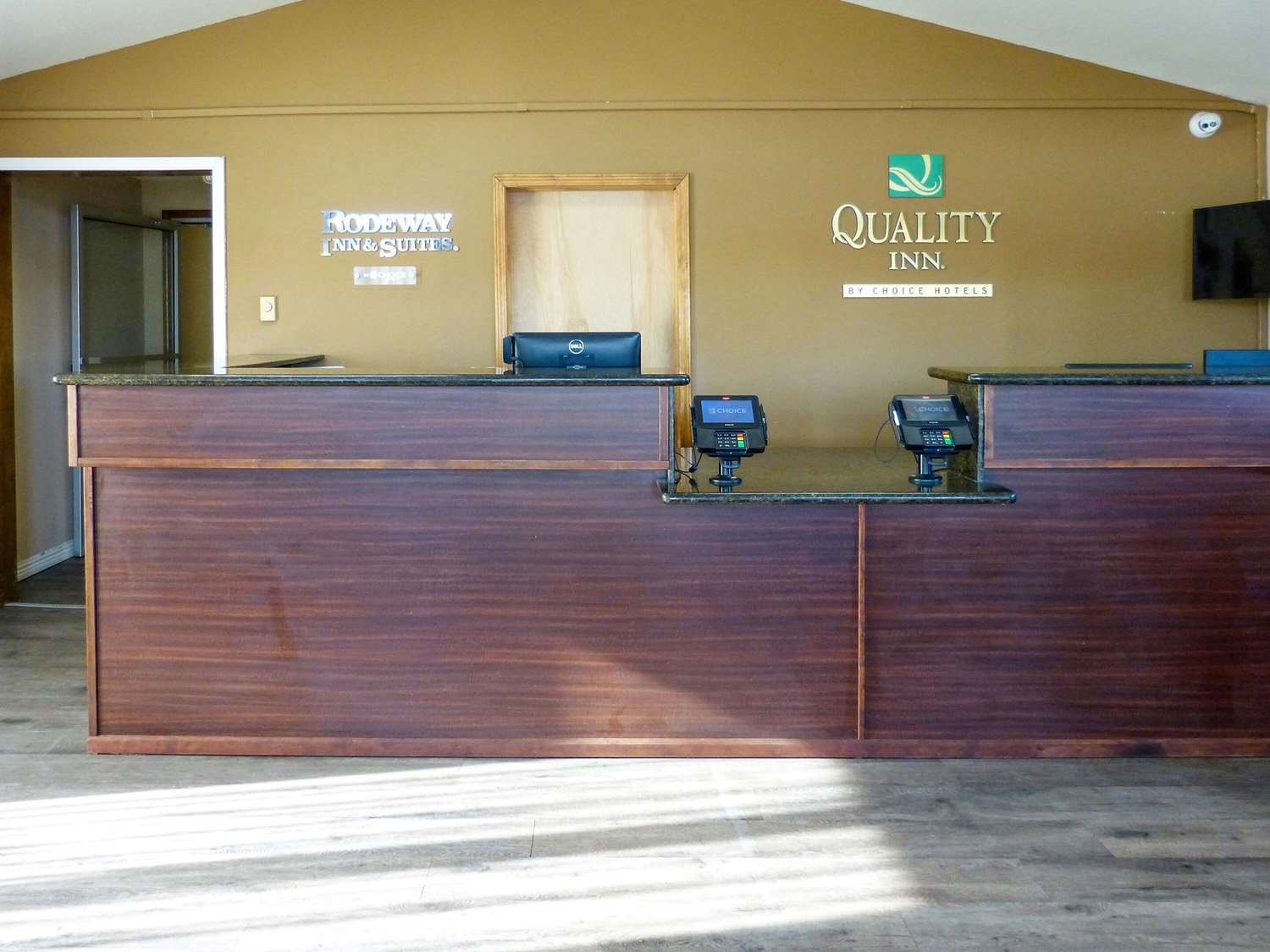 Фото Rodeway Inn & Suites