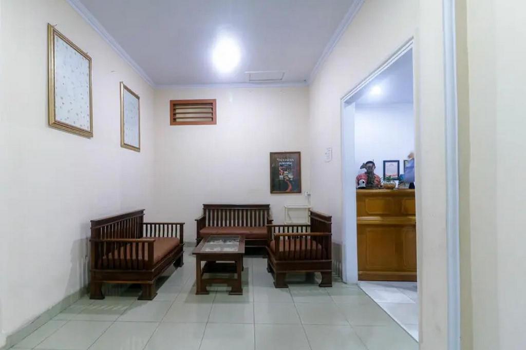 Фото RedDoorz Plus near Wtc Batanghari Mall