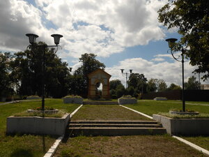 Арка с барельефами (Bryansk Region, Novozybkov, Naberezhnaya ulitsa), landmark, attraction