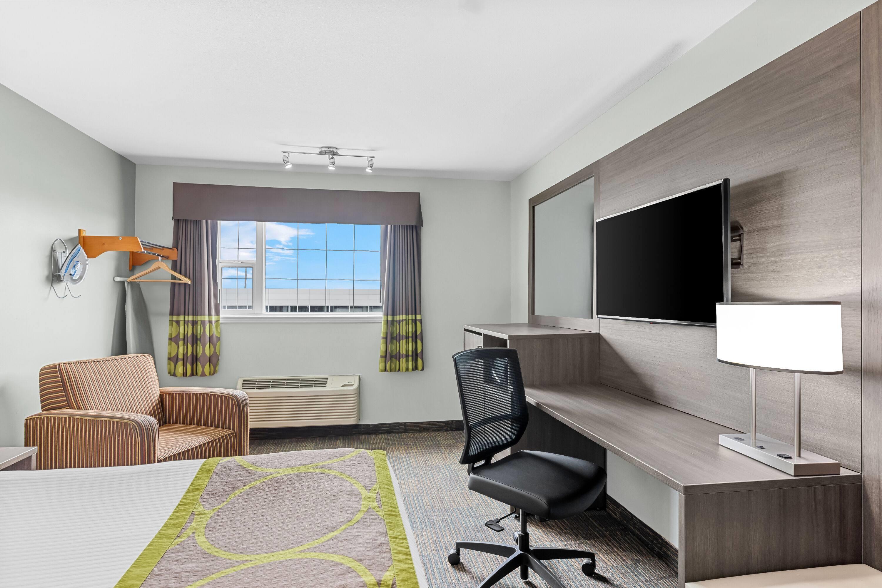 Фото Super 8 by Wyndham Saskatoon Near Saskatoon Airport