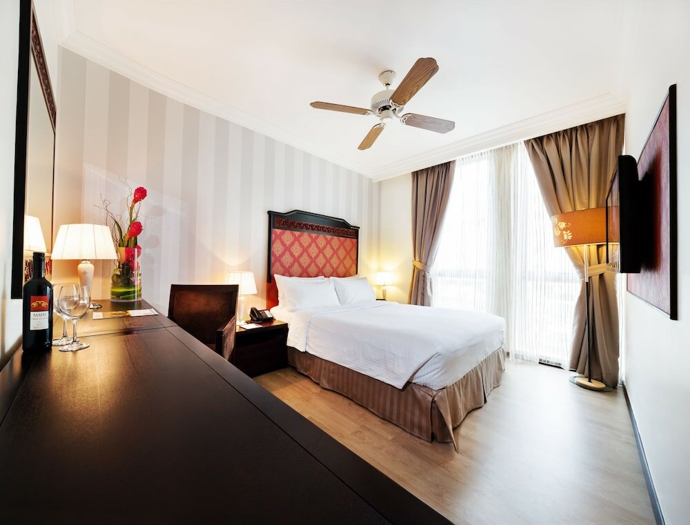 Фото Village Hotel Albert Court by Far East Hospitality