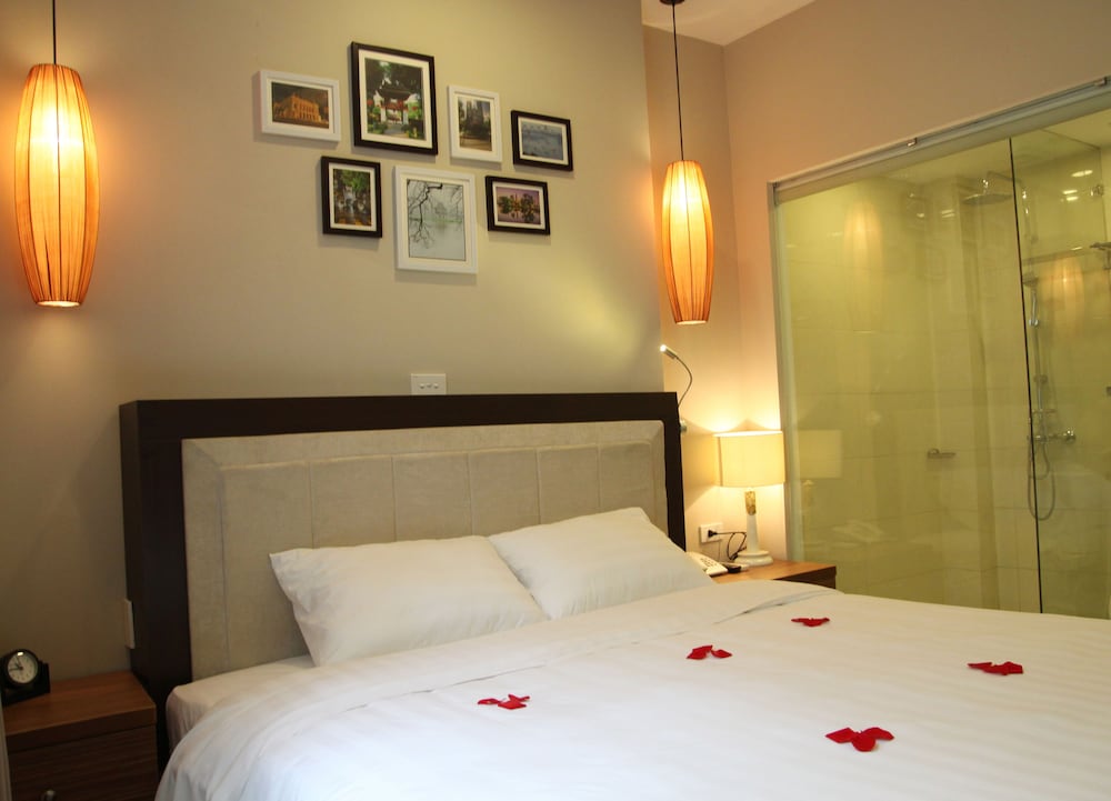 Фото Golden Moon Suite Hotel