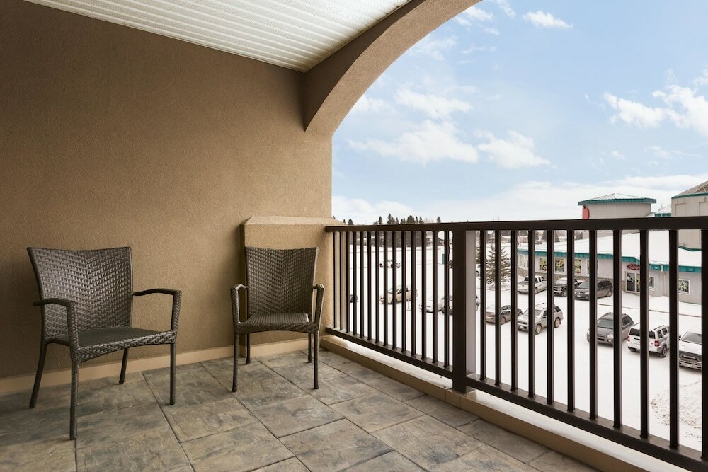 Фото Days Inn & Suites by Wyndham Brandon