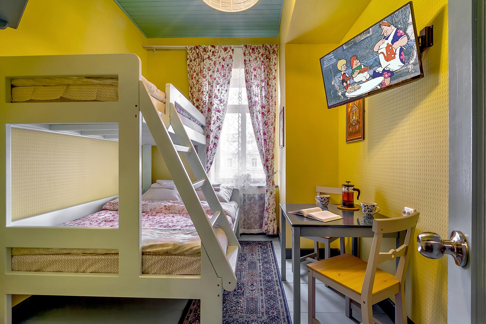 Фото Друзья у Дома Книги