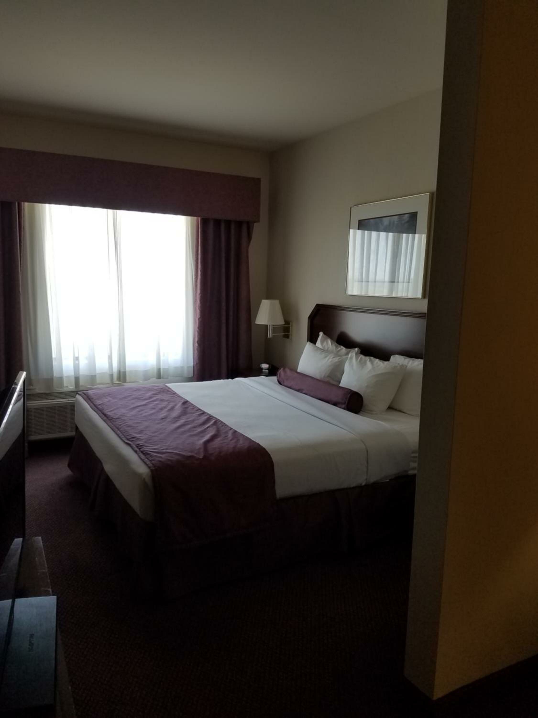 Фото Ashmore Inn & Suites