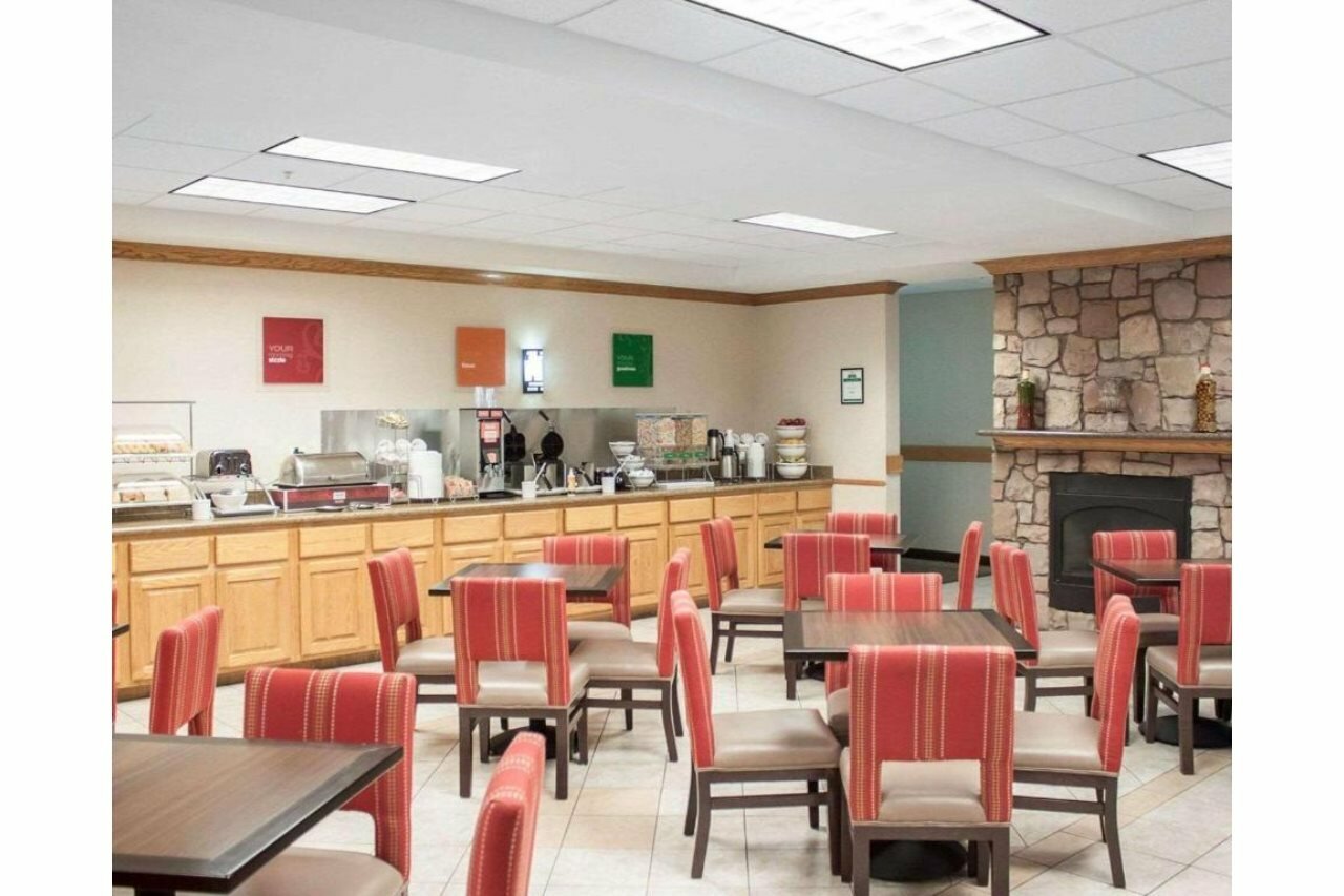 Фото Comfort Suites Airport