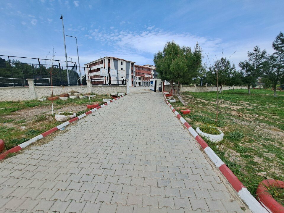 التعليم الديني Mevlana Celaleddin Rumi Imam Hatip Middle School ، إزمير، صورة