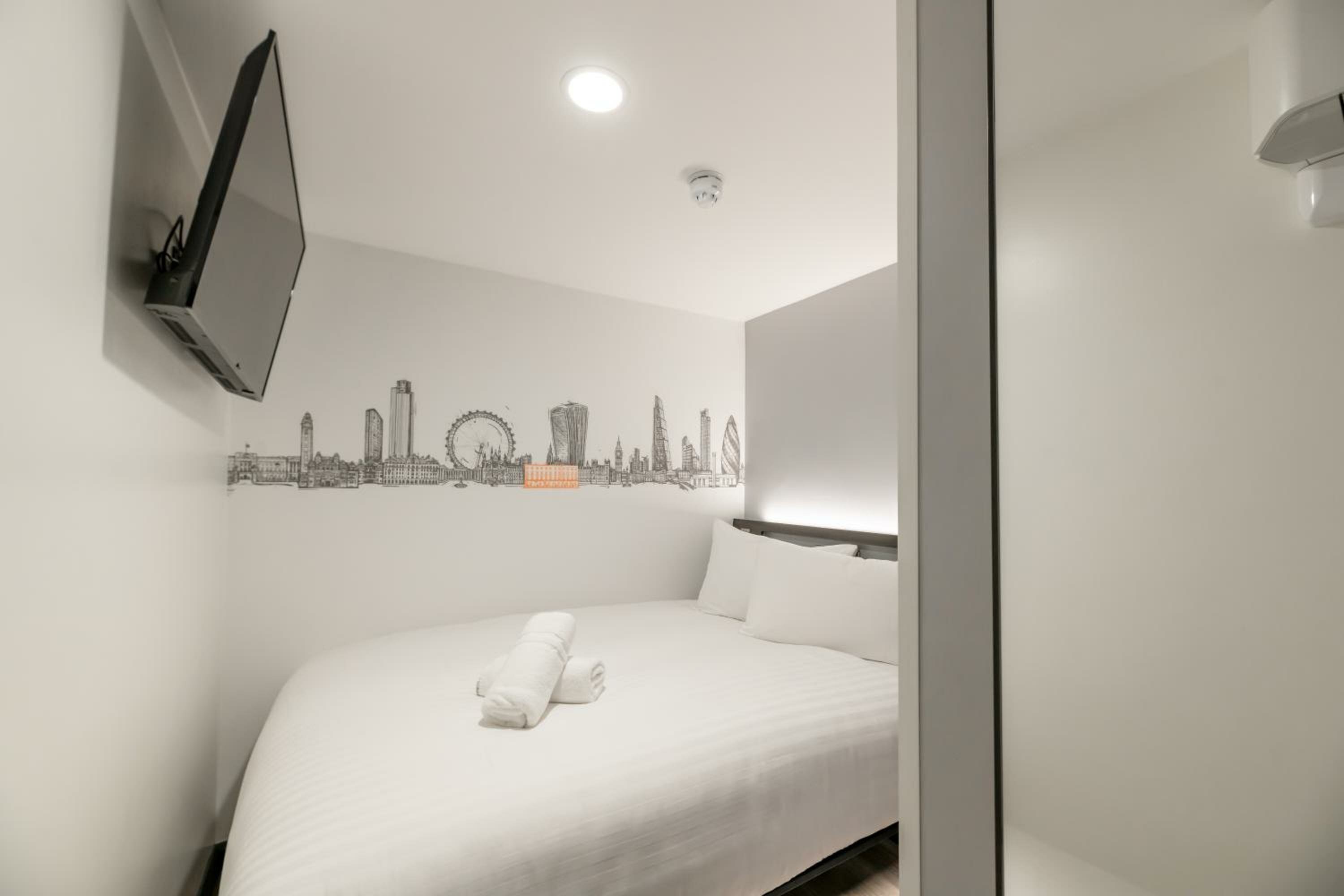 Фото EasyHotel London Victoria