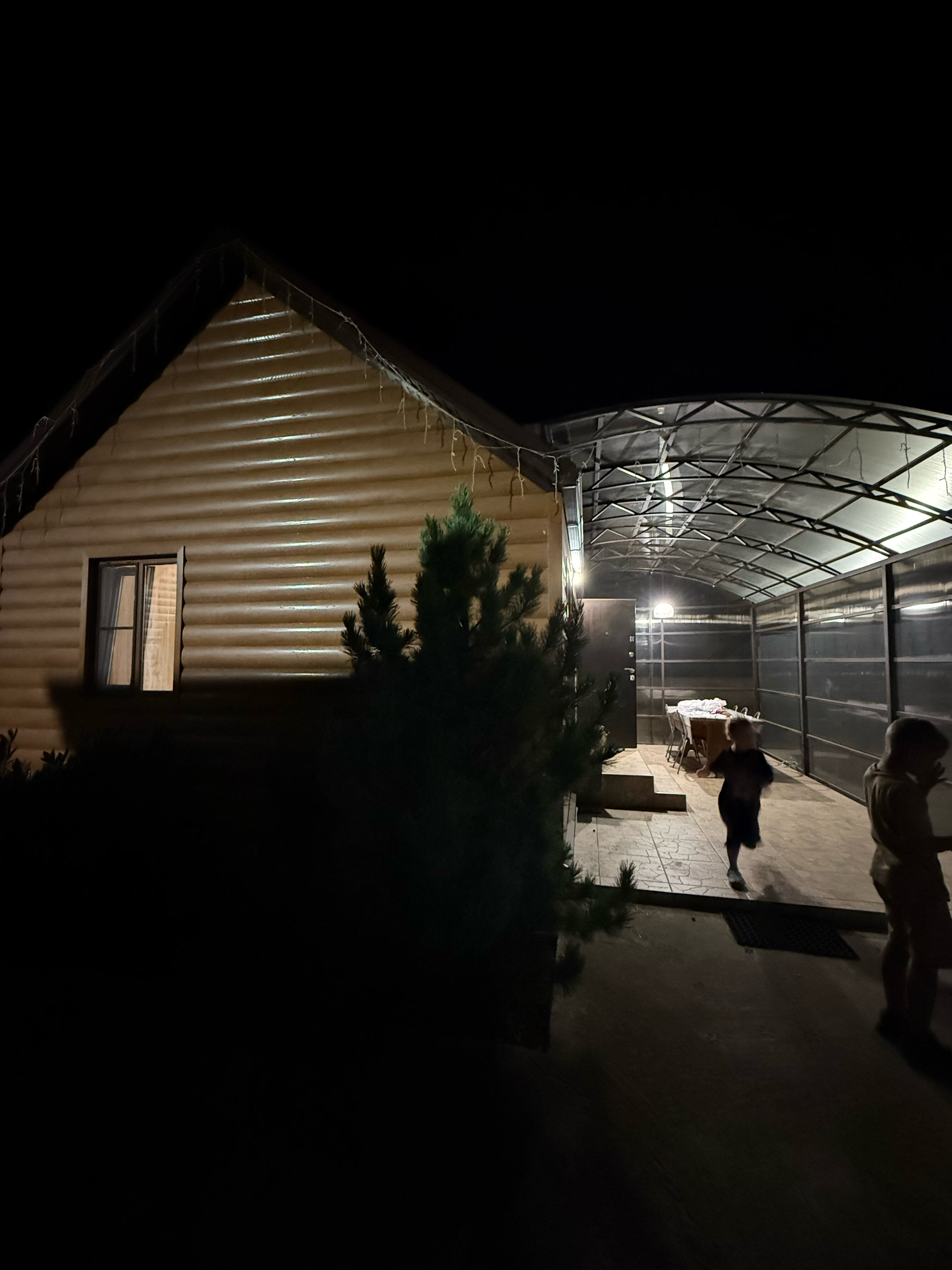 Фото У пруда от Травел Хотелс Антураж