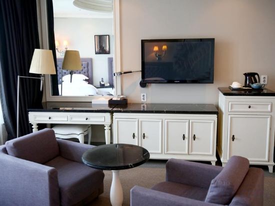 Фото The Riverside Hotel