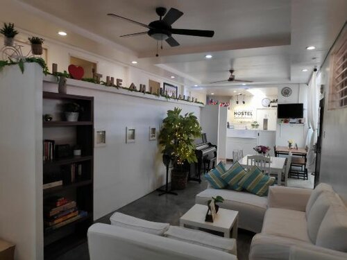 Внешний вид отеля Crossroads Hostel Manila в Мандалуйонге, фото 5