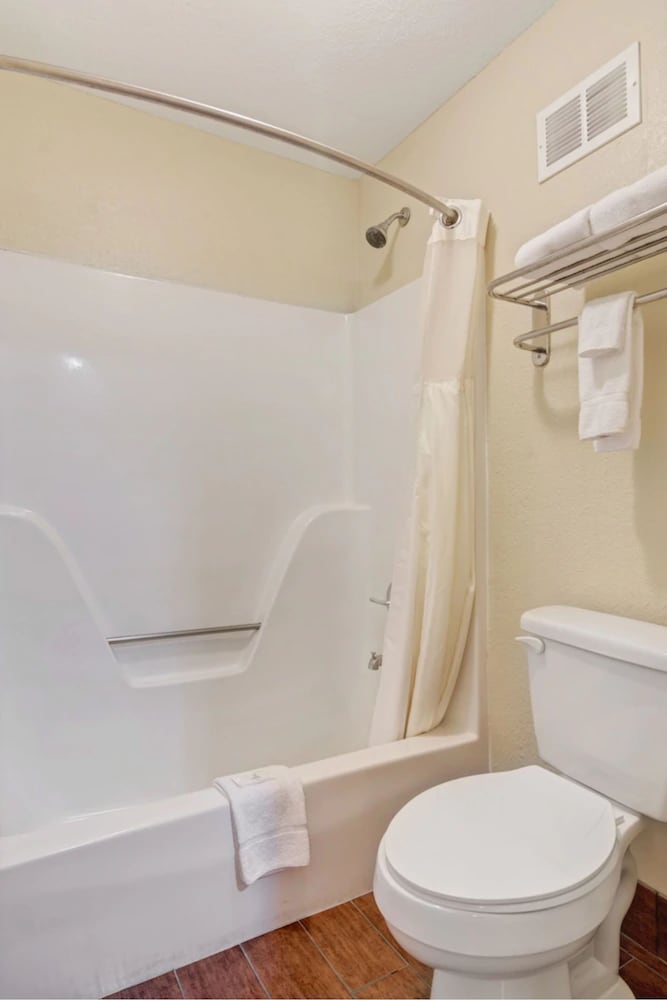 Фото Travelodge by Wyndham Savannah Midtown