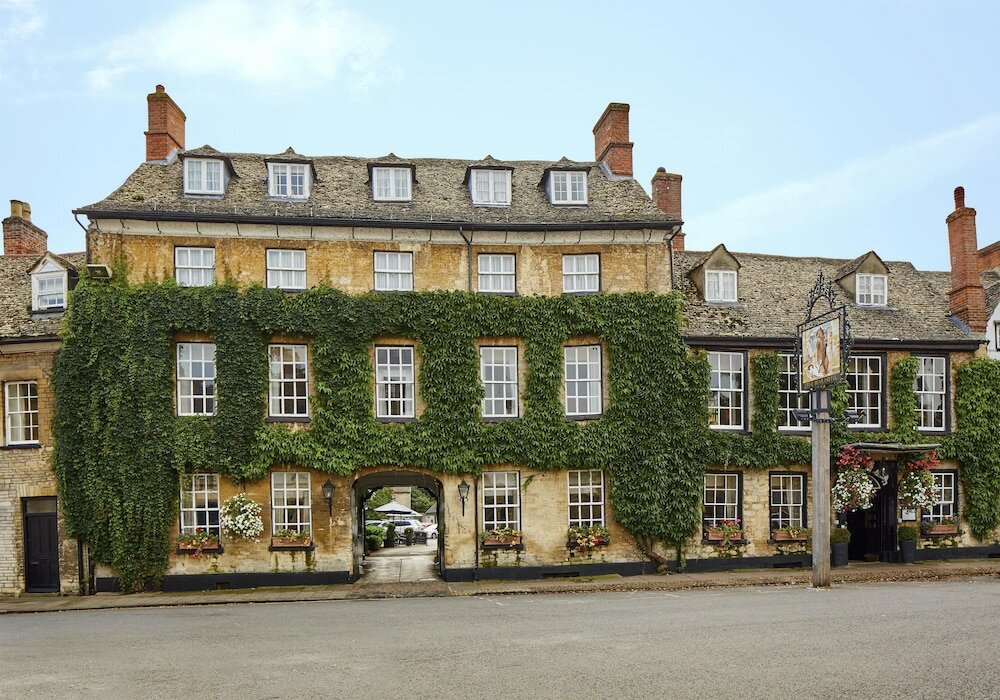 Фото Macdonald Bear Hotel