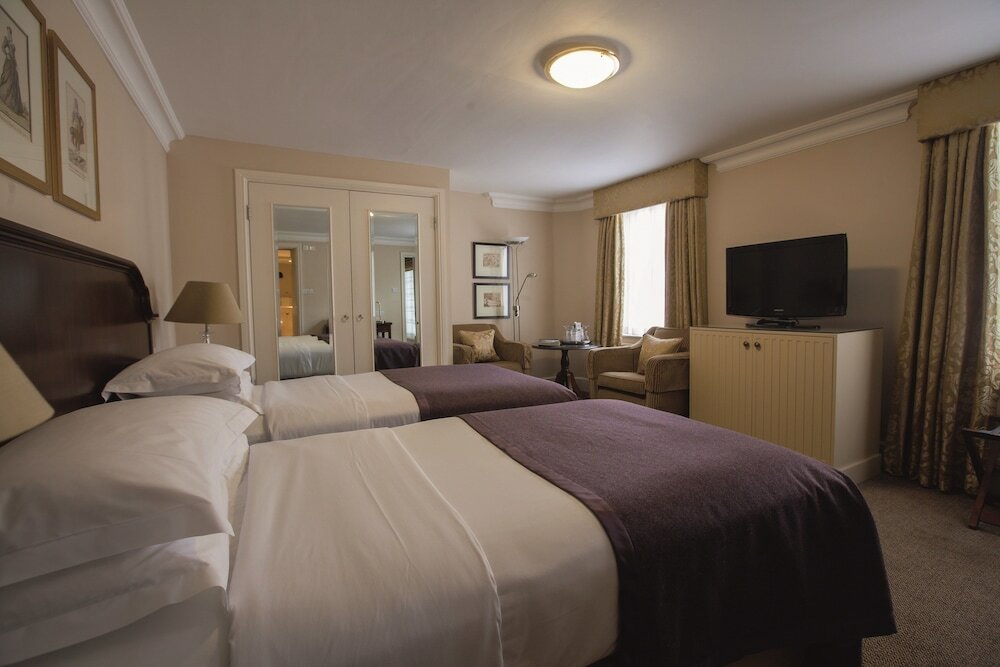 Фото Macdonald Bear Hotel