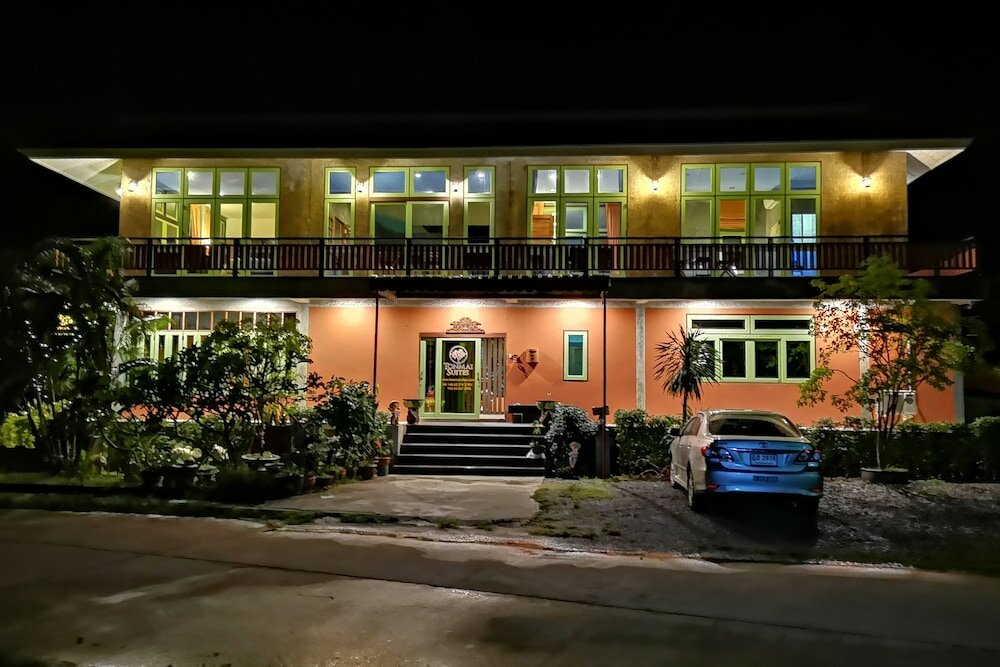 Фото Tonmai Suites