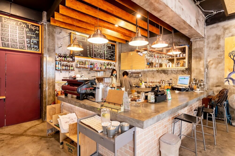 Фото Thonglor Travellers Hostel & Cafe