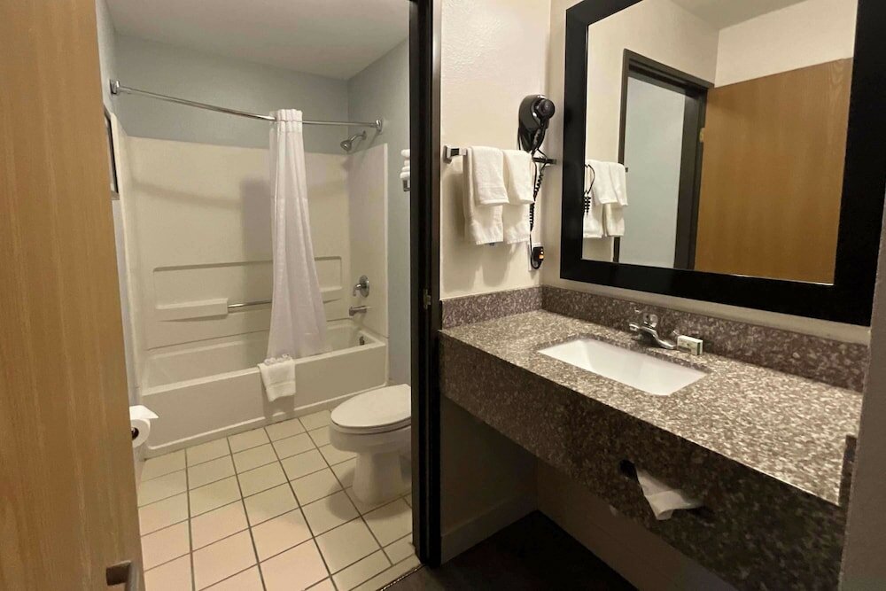 Фото Red Lion Inn & Suites Kent - Seattle Area