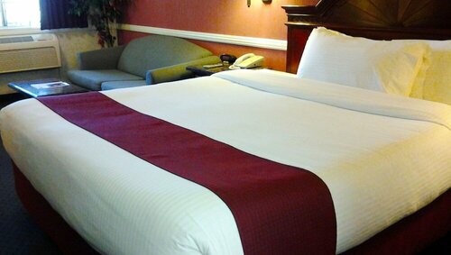 Гостиница Dynasty Suites Hotel Riverside в Риверсайде