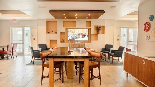 Гостиница Holiday Inn Express & Suites Porterville в Портвилле