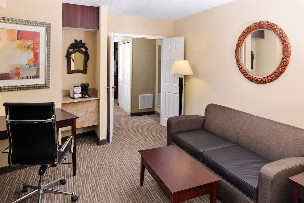 Фото Holiday Inn Express Clearwater East - Icot Center, an Ihg Hotel