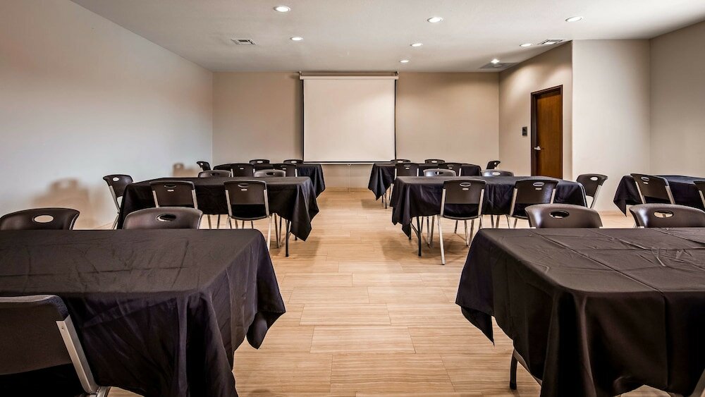 Фото Best Western Plus Dilley Inn & Suites