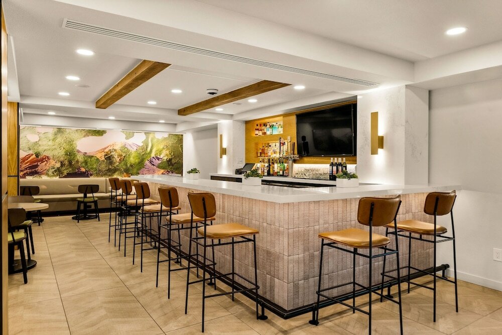 Фото Oxford Suites Redding