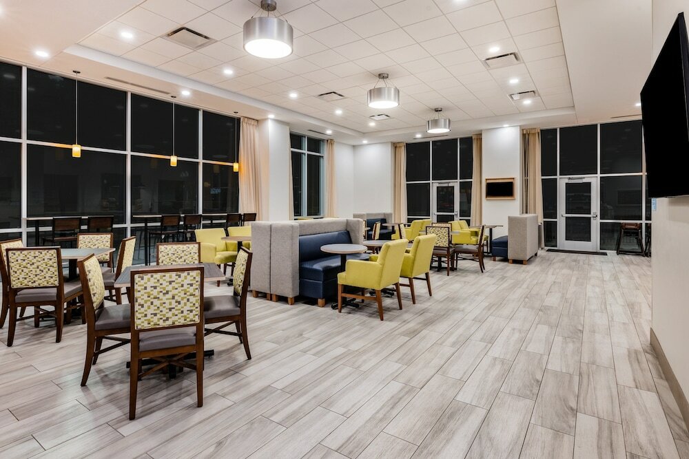 Фото Holiday Inn Express & Suites Lincoln Downtown