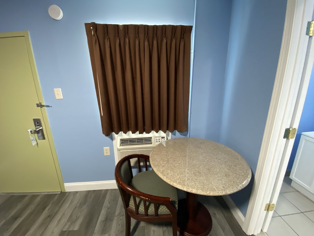 Фото Red Carpet Inn and Suites