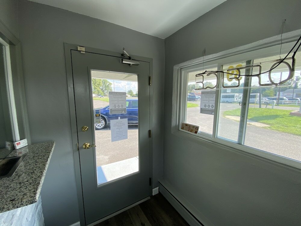 Фото Red Carpet Inn and Suites