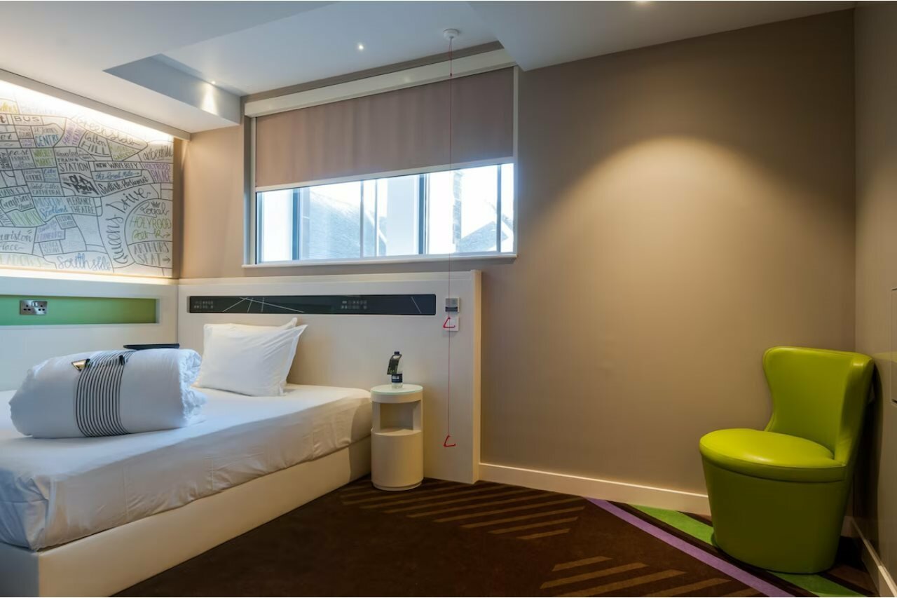 Фото Hub by Premier Inn Edinburgh City Centre